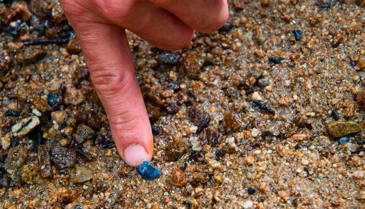 أحجار الياقوت الأزرق في جدول مائي في قلب فرنسا