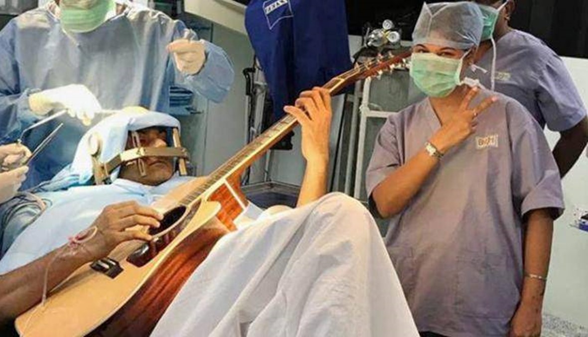 يعزف الغيتار أثناء خضوعه لعملية في الدماغ (فيديو)