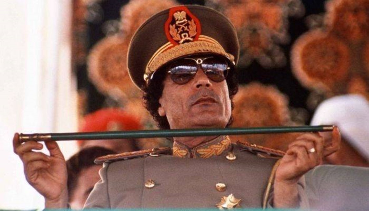 بالصور: جولة على أزياء معمر القذافي