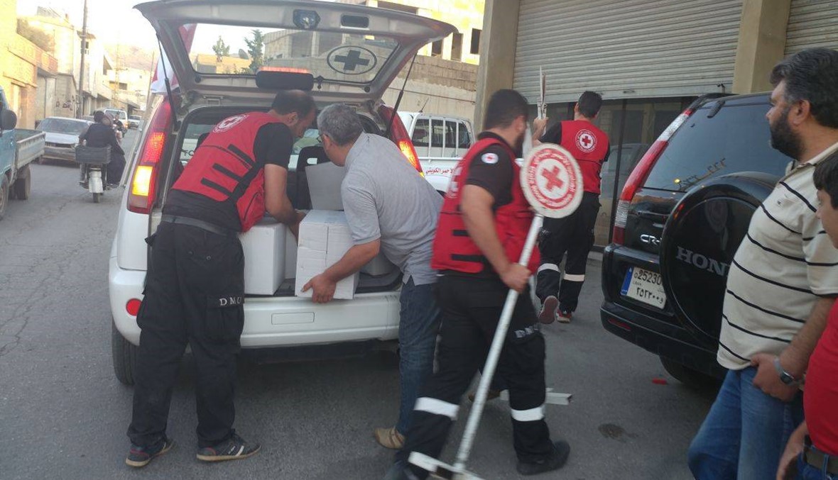 الصليب الأحمر دخل عرسال... توزيع مساعدات على النازحين