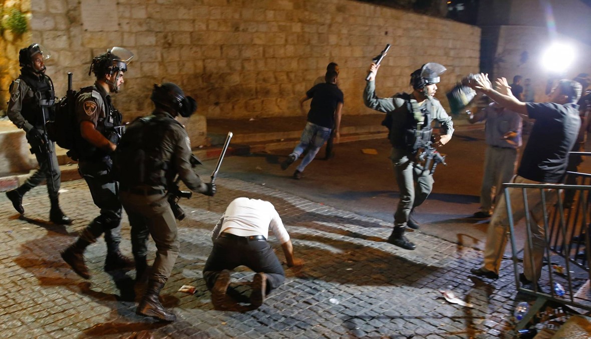 تواصل مسلسل الاعتداءات الاسرائيلية على المصلين في المسجد الاقصى ( الصورة نقلاً عن AFP)