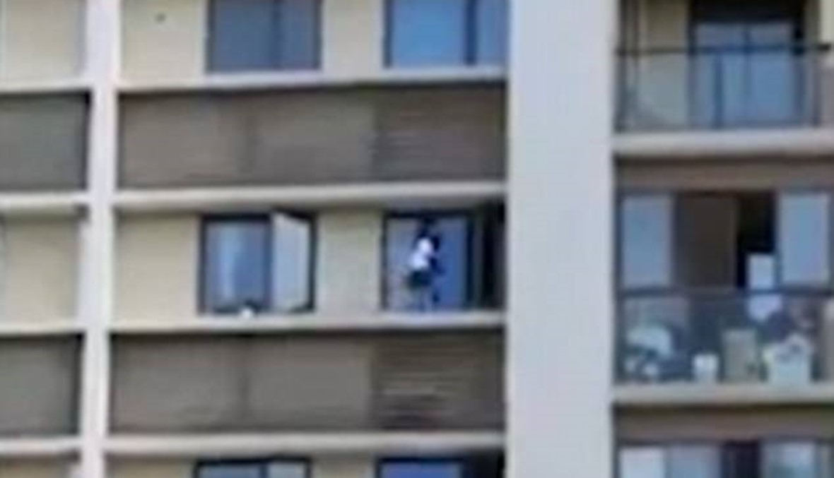 بالفيديو- طفلان يلعبان على حافة نافذة في الطبقة الـ11