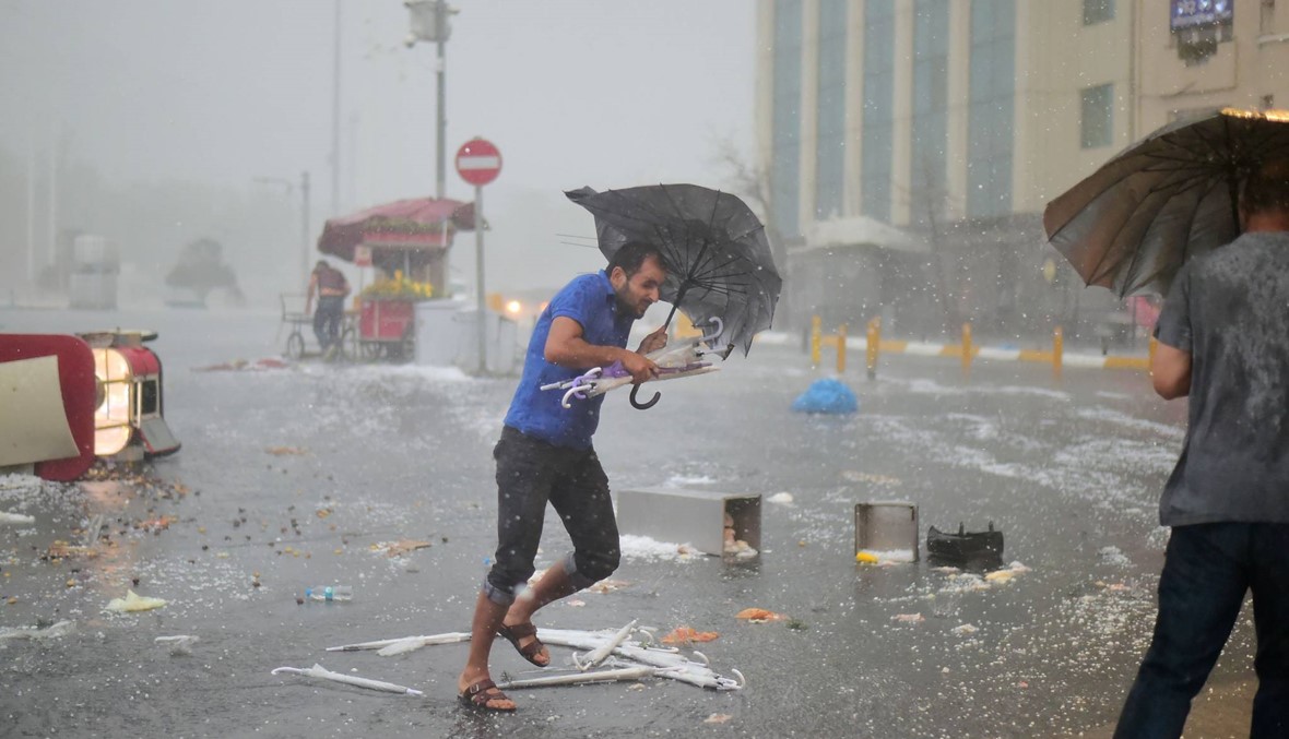 عاصفة اسطنبول مدّتها 20 دقيقة: جرحى، فيضانات، اقتلاع 230 شجرة وانهيار 90 سقفاً! (صور)