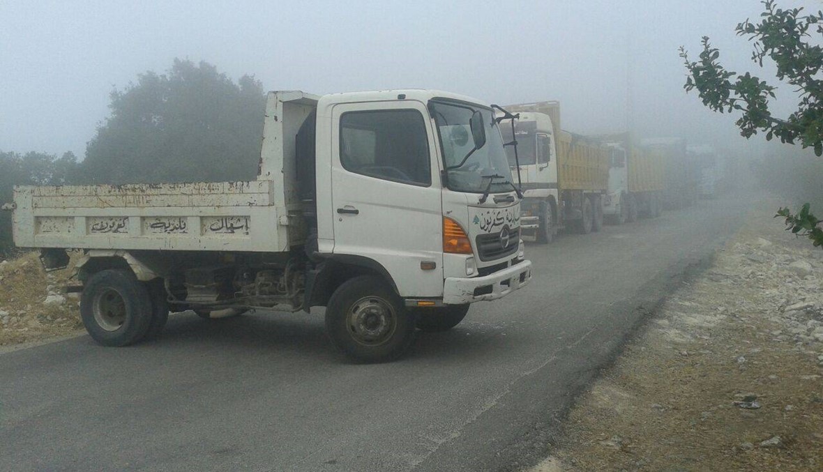 بلدية كفرتون تمنع عبور الشاحنات الناقلة للرمل والحصى من الكسارات
