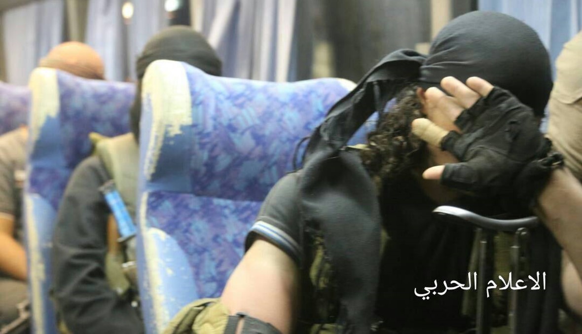 بالصور والفيديو: مسلحو "النصرة" داخل الحافلات... ولحظة الخروج من جرود عرسال