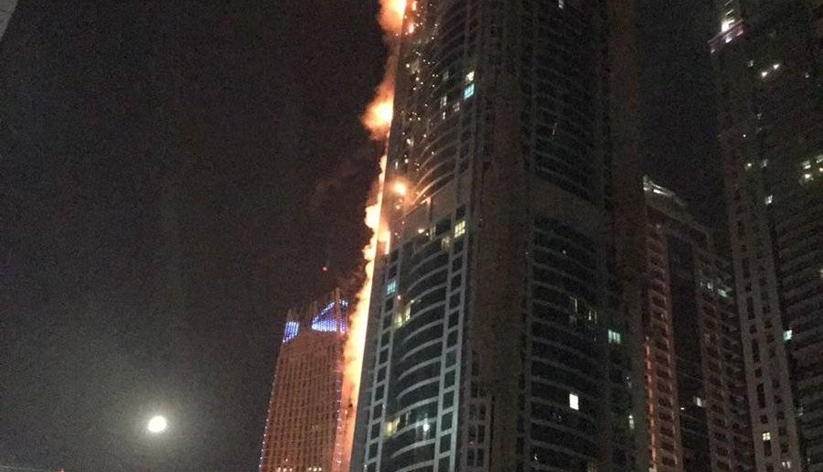 بالصور والفيديو - حريق في أحد أبراج مارينا - دبي