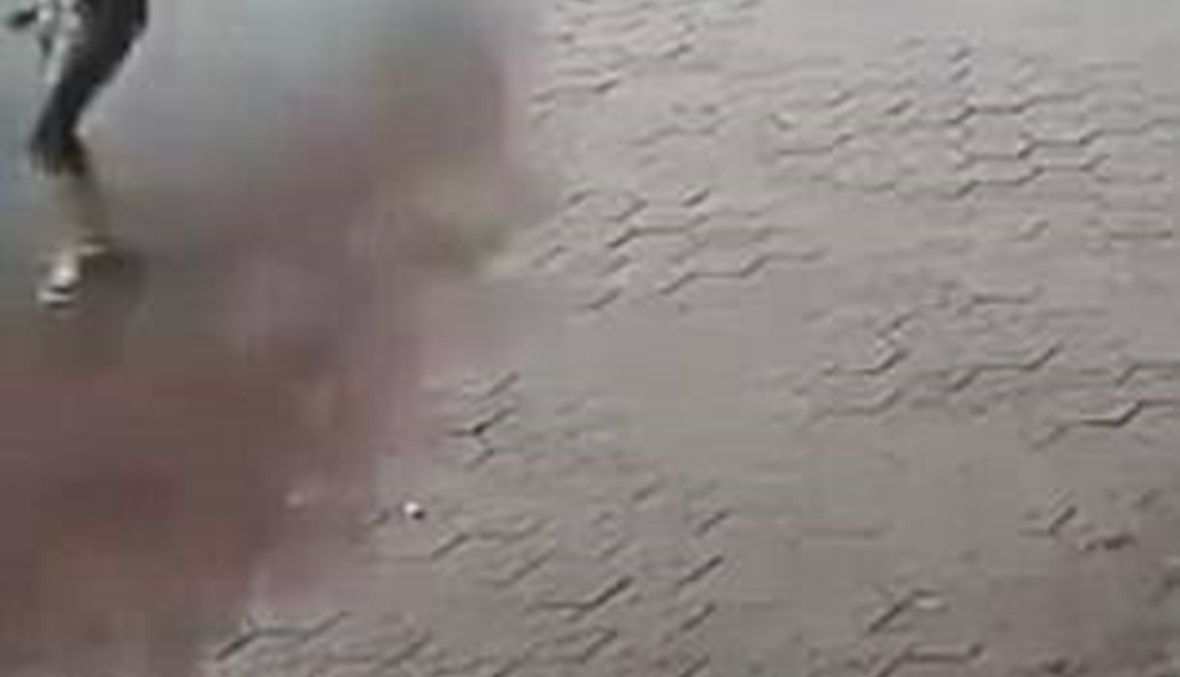 وقف يلبي نداء الطبيعة فأغرقته شاحنة بالمياه (فيديو)