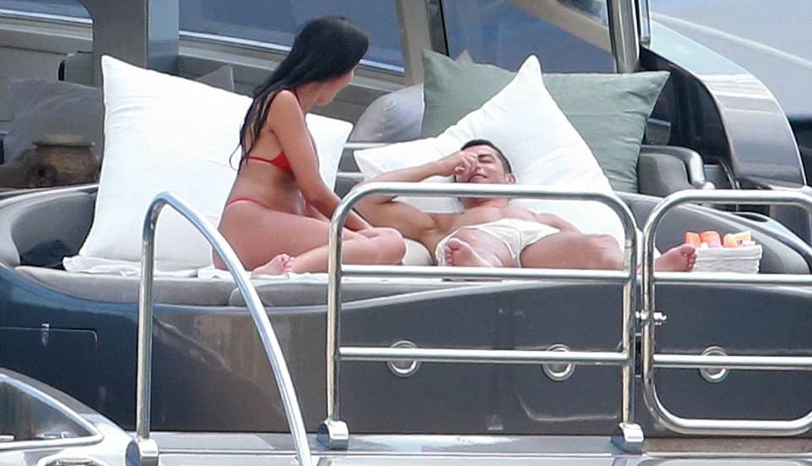 كريستيانو رونالدو وحبيبته الحامل... حرارة شمس وقبلة (صور)
