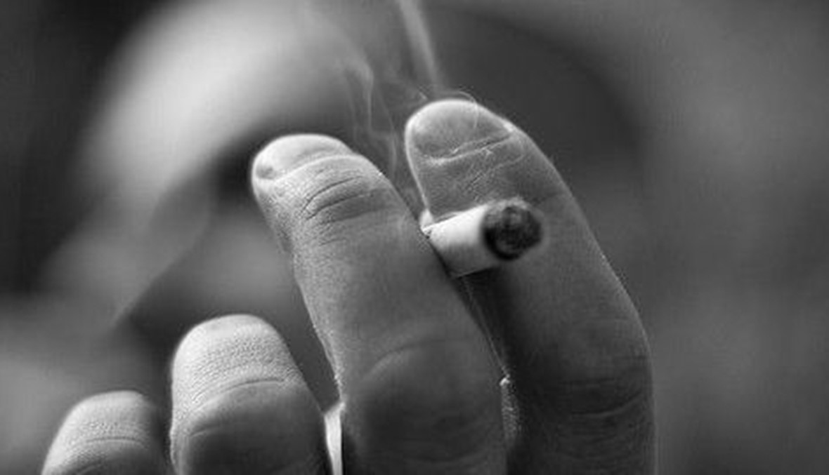 السيجارة تُفطر أم لا تُفطر؟