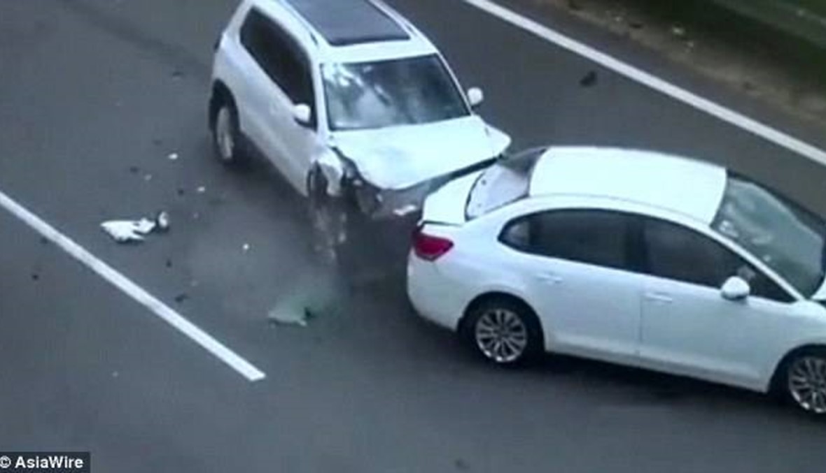بالفيديو- زوجان ينجوان بأعجوبة من سيارة كادت أن تصدمهما