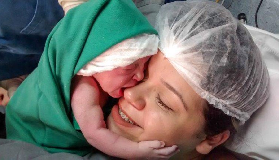اللقاء الأول بين أم وطفلتها بعد الولادة... "تشبّثت بوالدتها وقبلّتها" (فيديو)