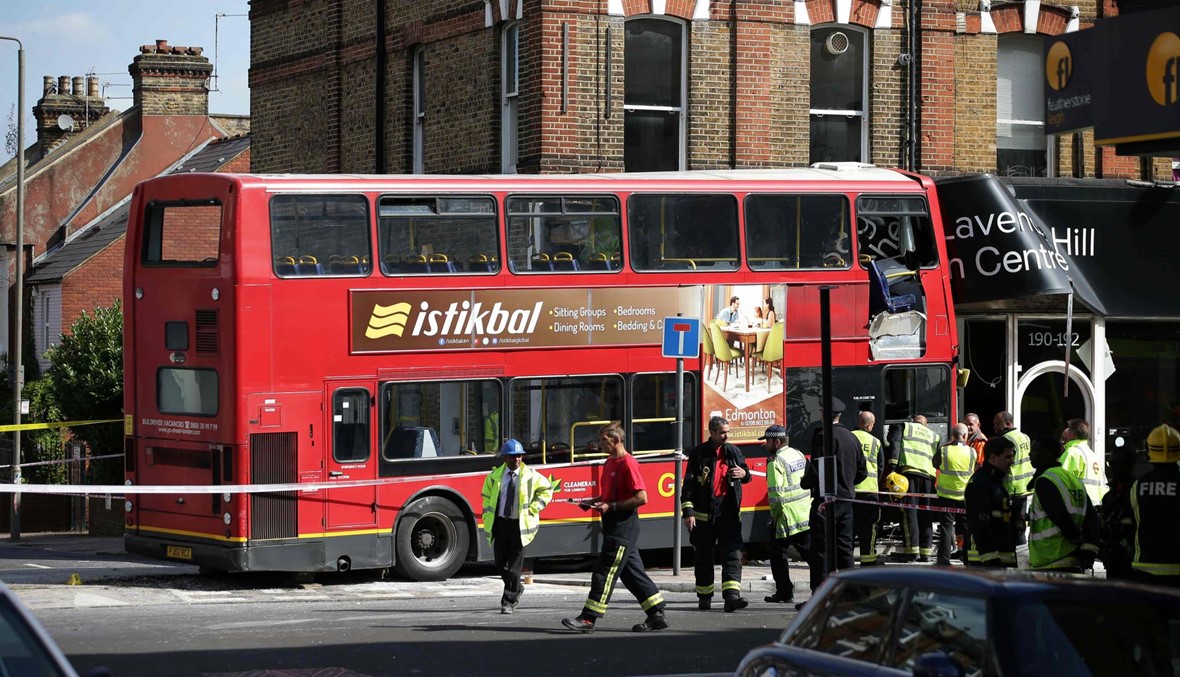 حافلة من طبقتين تصطدم بمبنى في لندن... جرحى وراكبون محاصرون داخلها