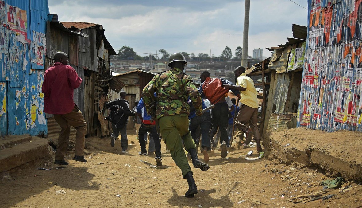 الشرطة الكينية تلاحق متظاهرين في أحد الاحياء الفقيرة بعد يوم من الانتخابات الرئاسية. (الصورة نقلاً عن أ. ف. ب)