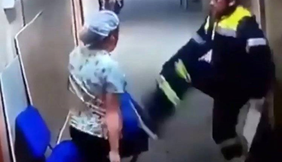 بالفيديو - مسعف يركل ممرّضة حاملاً على معدتها داخل المستشفى