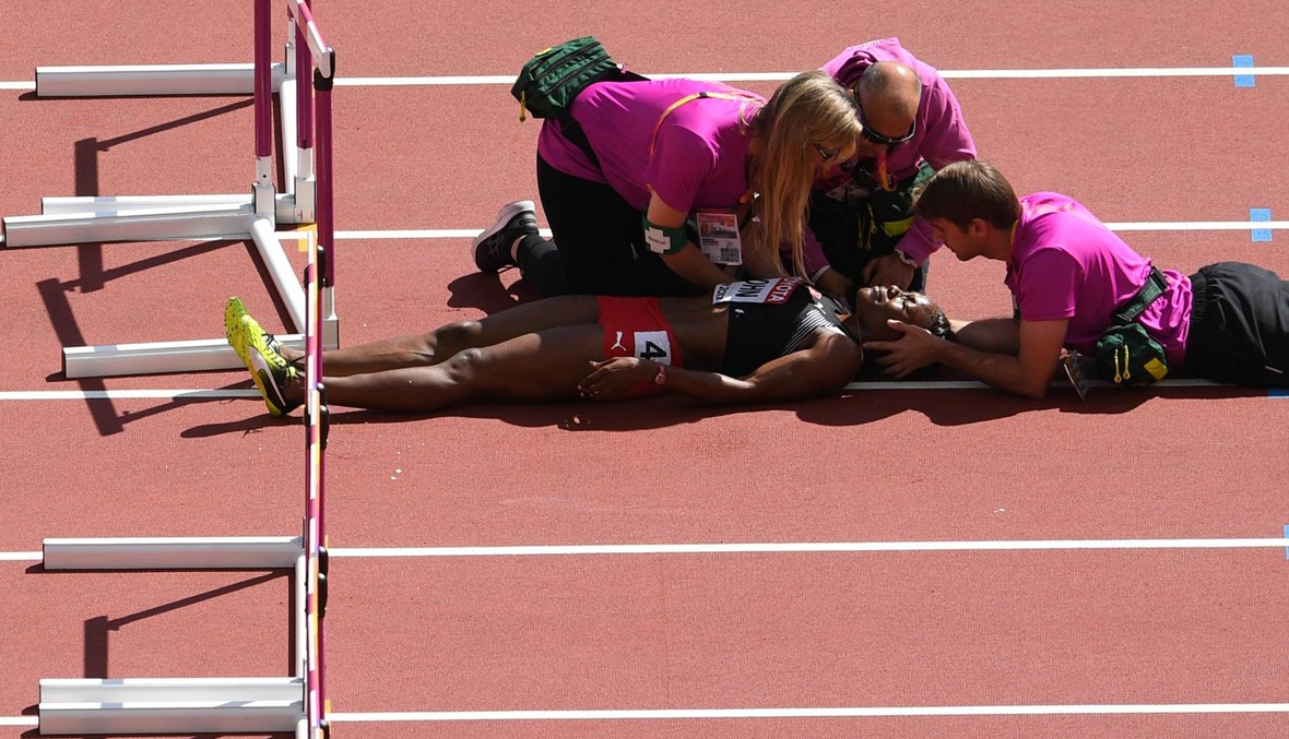 سقوط اللاعبة ديبورا جون خلال تصفيات سباق 100 متر حواجز في بطولة العالم لألعاب القوى في لندن (الصورة نقلاً عن أ.ف.ب)