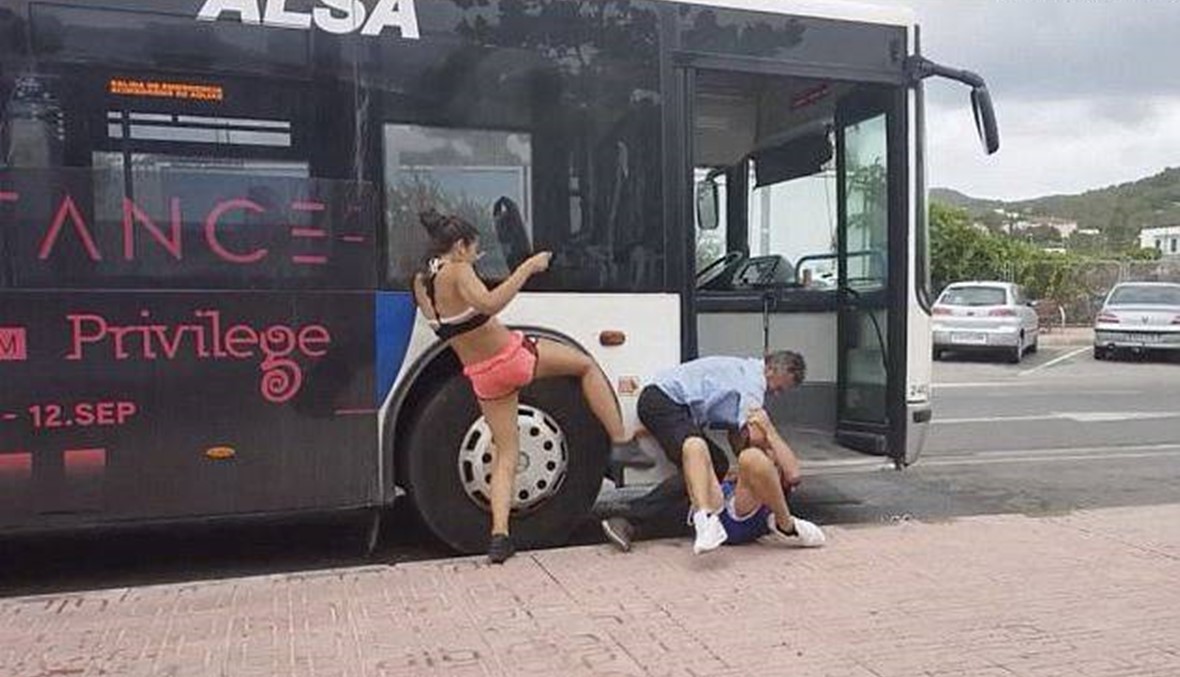 شجار عنيف... امرأة وحبيبها أبرحا سائق الحافلة ضرباً! (فيديو)