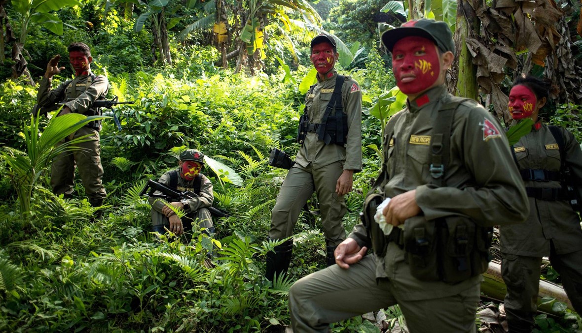 مقاتلو الجيش الشعبي الفلبيني الجديد يأخذون قسطاً من الراحة في إحدى الغابات (الصورة نقلاً عن أ.ف.ب)
