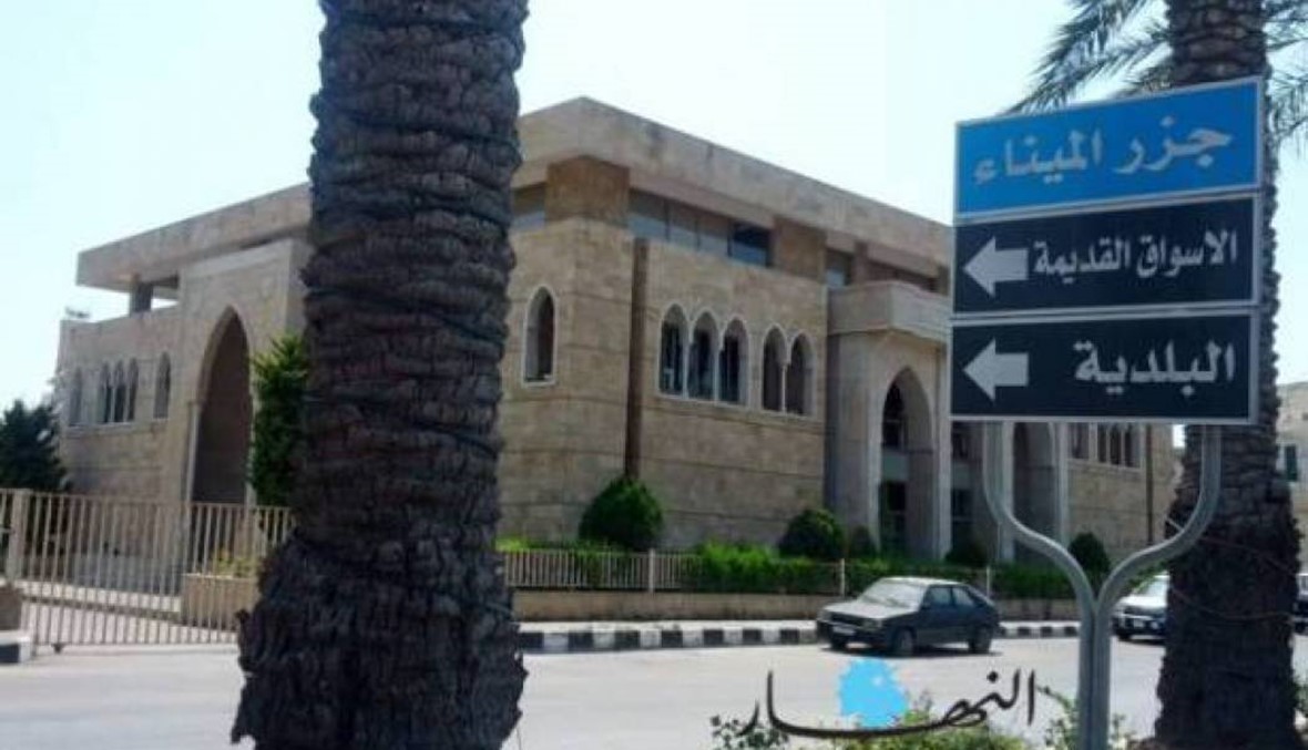 حرب اللافتات في طرابلس: المحافظ "ما حدا يتحدى" وريفي يتوعد... وعلوش: "ظاهرة متخلفة"!