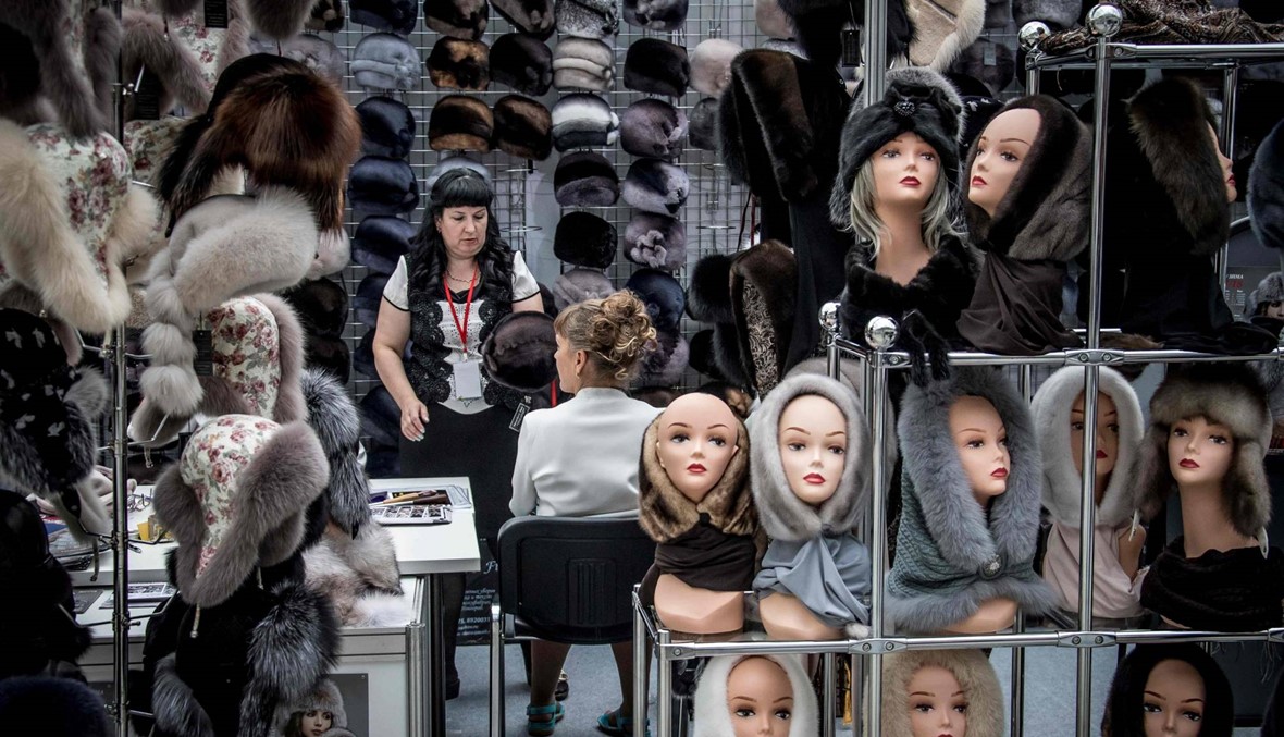 بائعة تقدّم مجموعة من قبعات الفرو خلال معرض الأزياء الدوليّ في موسكو (الصورة نقلاً عن أ.ف.ب)
