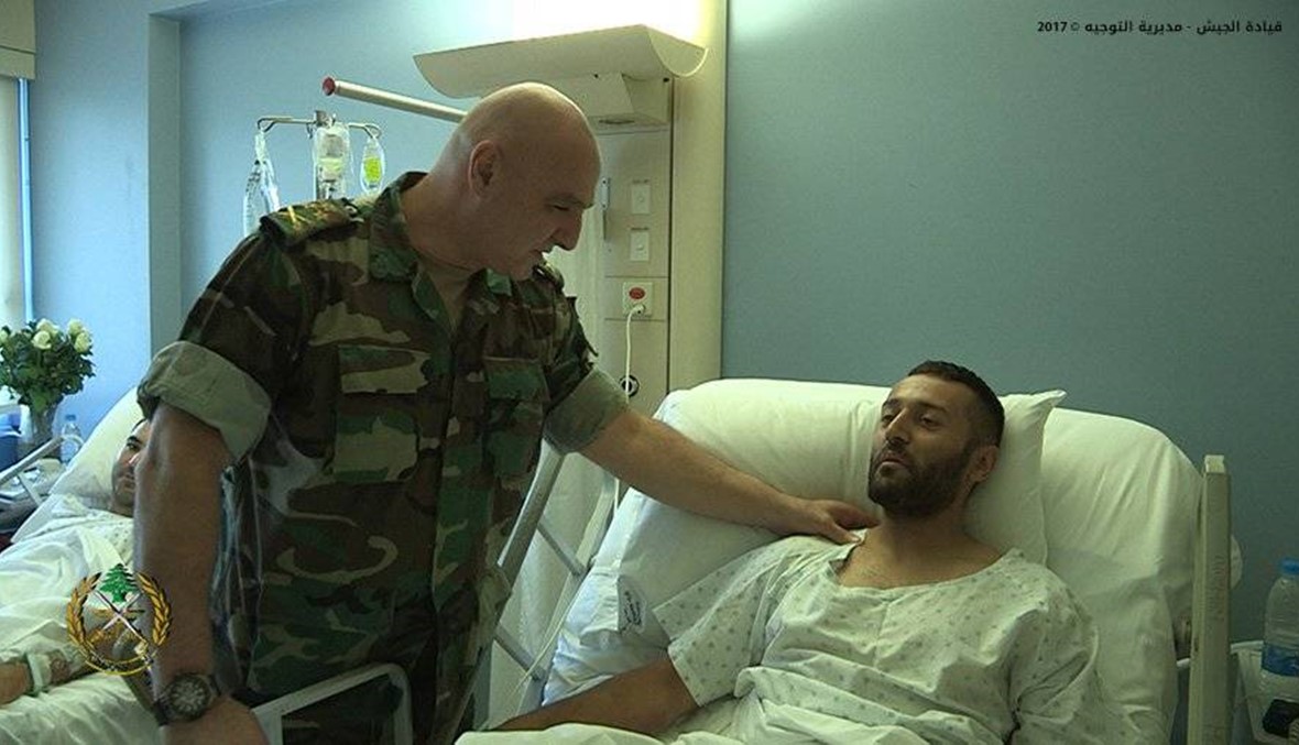 بالصور: قائد الجيش تفقد العسكريين الجرحى الذين أصيبوا في جرود رأس بعلبك والقاع وعرسال