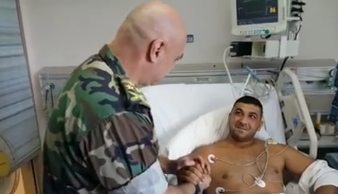 بالفيديو: ماذا قال قائد الجيش العماد جوزف عون لاحد العسكريين الجرحى؟
