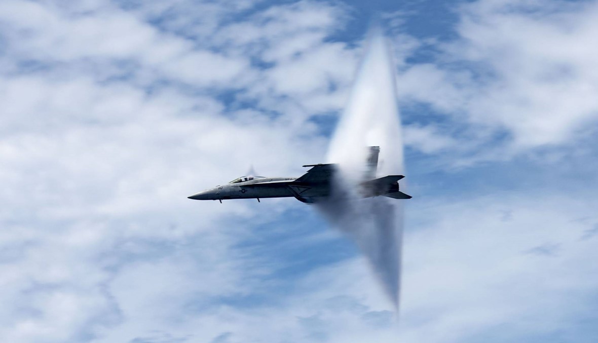 طائرة حربية اميركية تخترق حاجز الصوت فوق المحيط الاطلسي ( الصورة نقلاً عن القوات البحرية الاميركية)