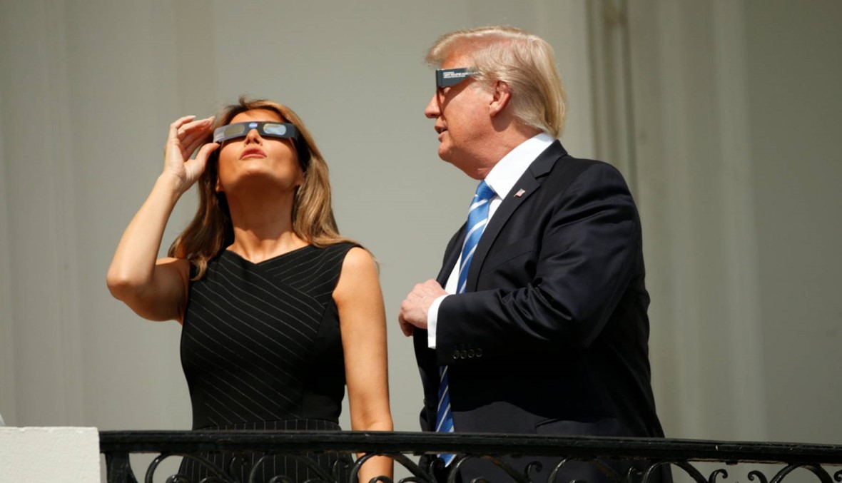 بالصور والفيديو - ترامب حاول استراق النظرلمشاهدة الكسوف من دون نظارات!