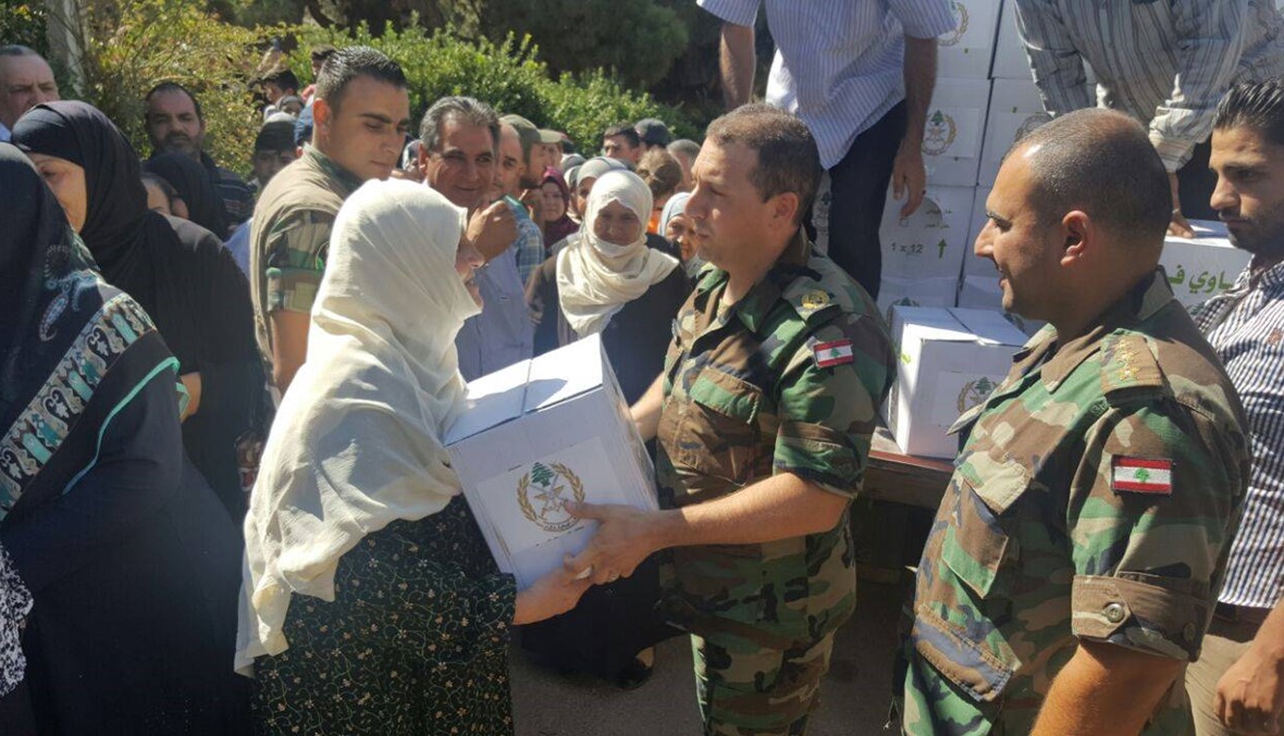 بالصور: الجيش يوزع حصصاً غذائية على 750 عائلة في بلدات اللبوة والقاع وعرسال