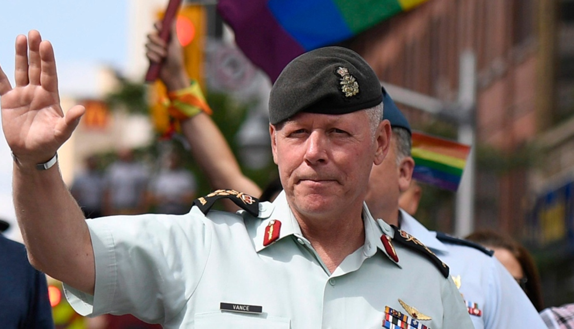 في سابقة تاريخية... رئيس الأركان الكندي يشارك في مسيرة للمثليين