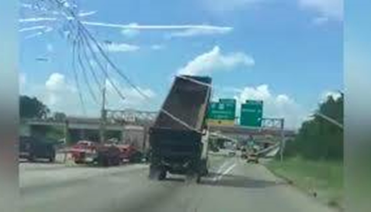 بالفيديو- شاحنة تصطدم بلافتة ضخمة وتقفل الطريق