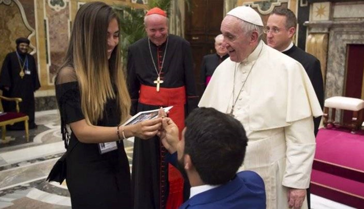 الجميع مذهولون... ركع وطلب يدها أمام البابا فرنسيس (صور)