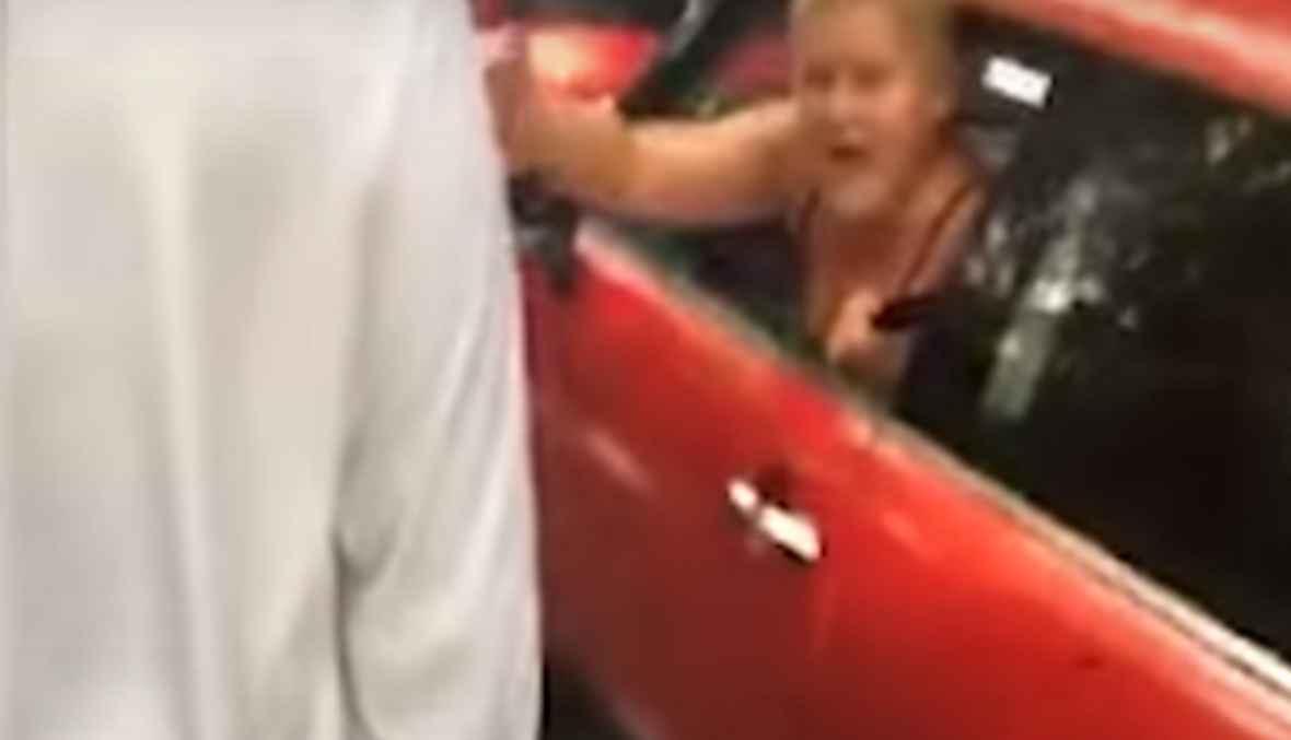 بالفيديو- ألقي القبض عليها بعد أن هاجمت المسلمين في عيد الأضحى!
