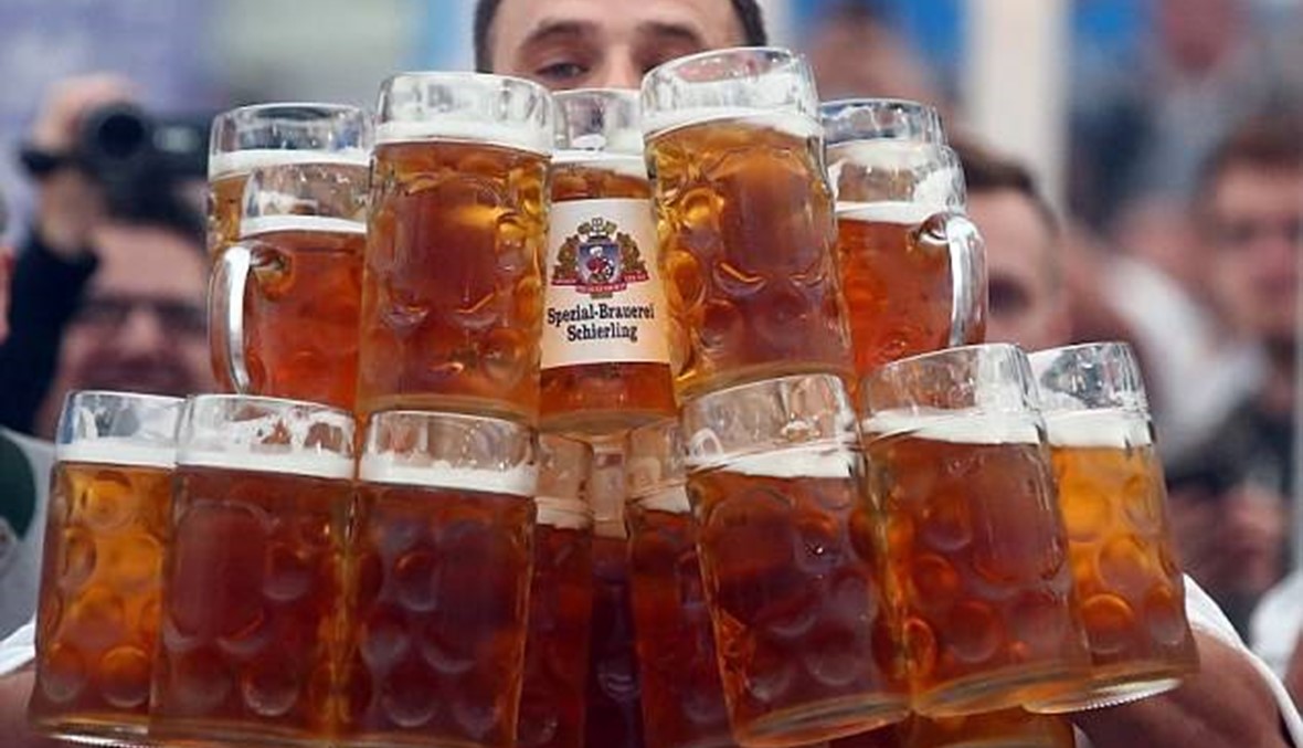 ألماني يسجّل رقماً قياسياً في حمل أكواب البيرة