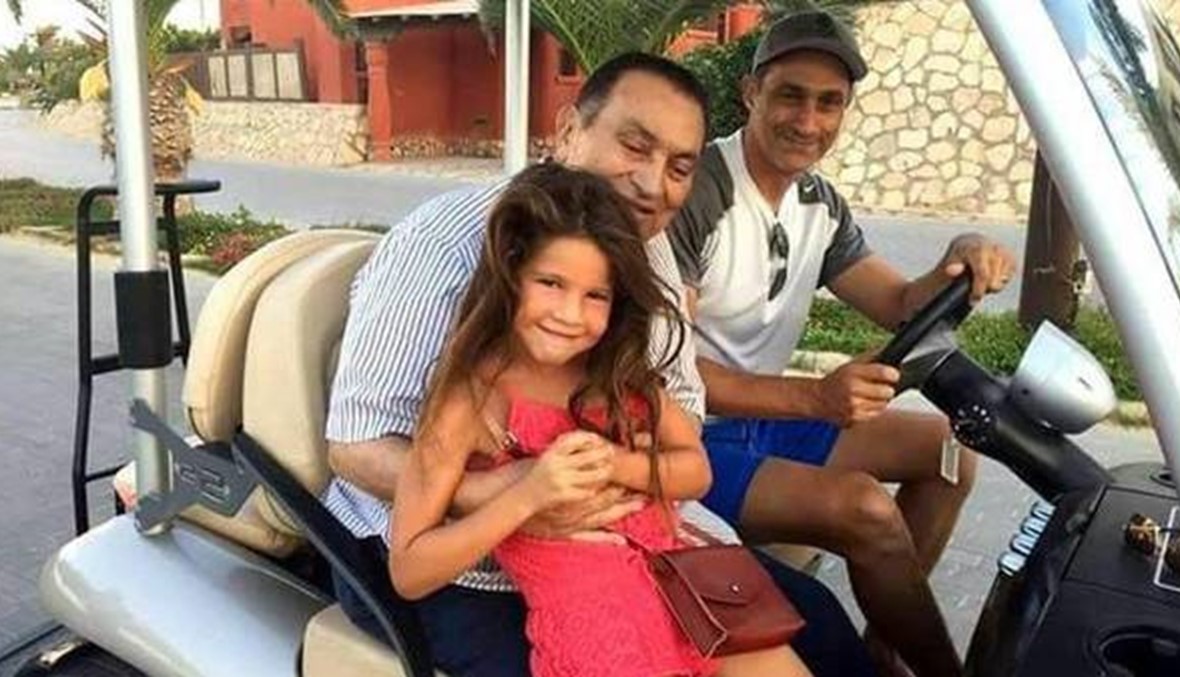 حسني مبارك في صورة جديدة... استراحة الصيف مع العائلة