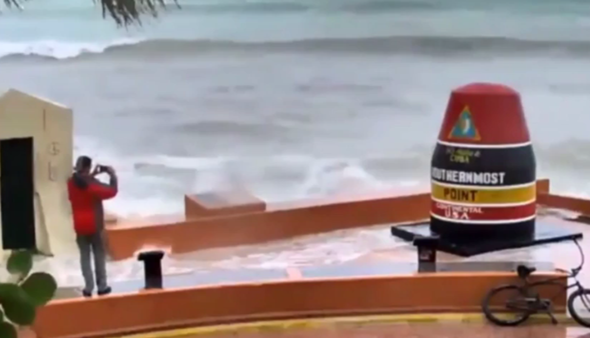 بالفيديو- حاول تصوير الإعصار "إيرما"... ما كان مصيره؟