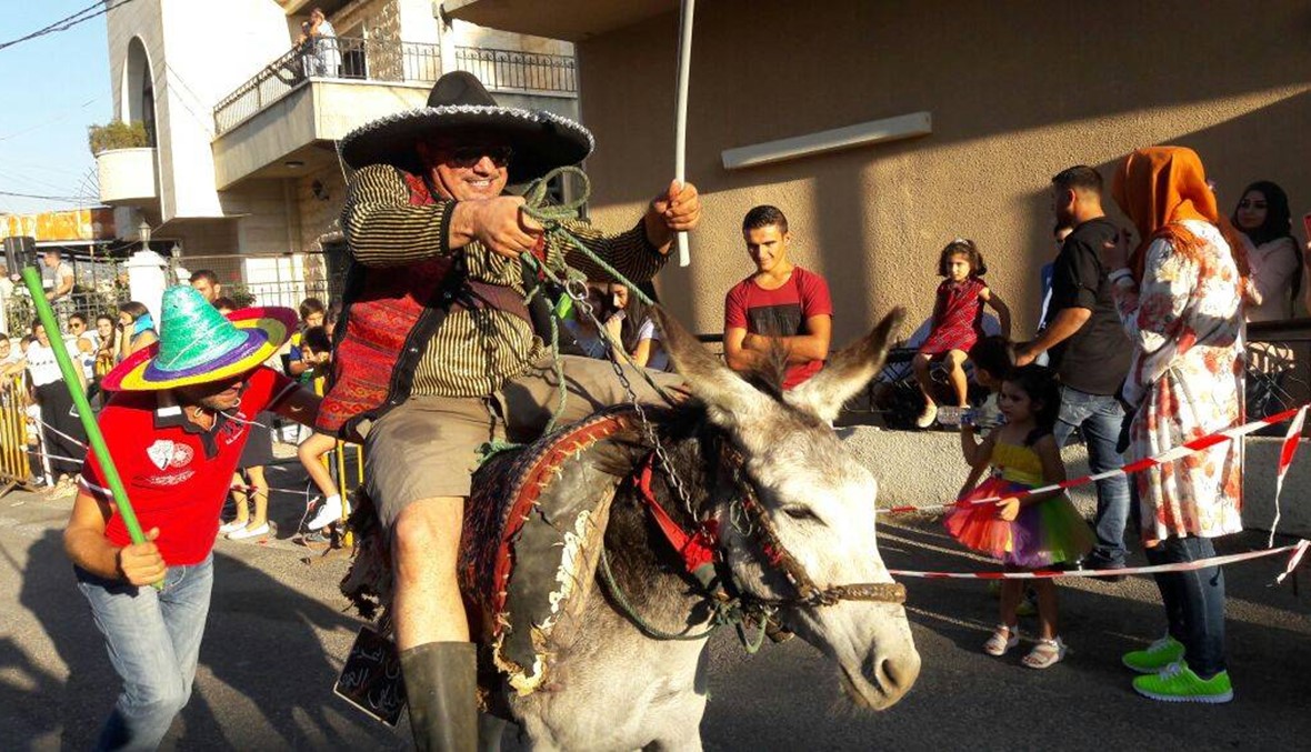 "ملك الحبّ" تُوّج ملكاً على رفاقه... أجواء مباراة سباق الحمير في روم (صور)