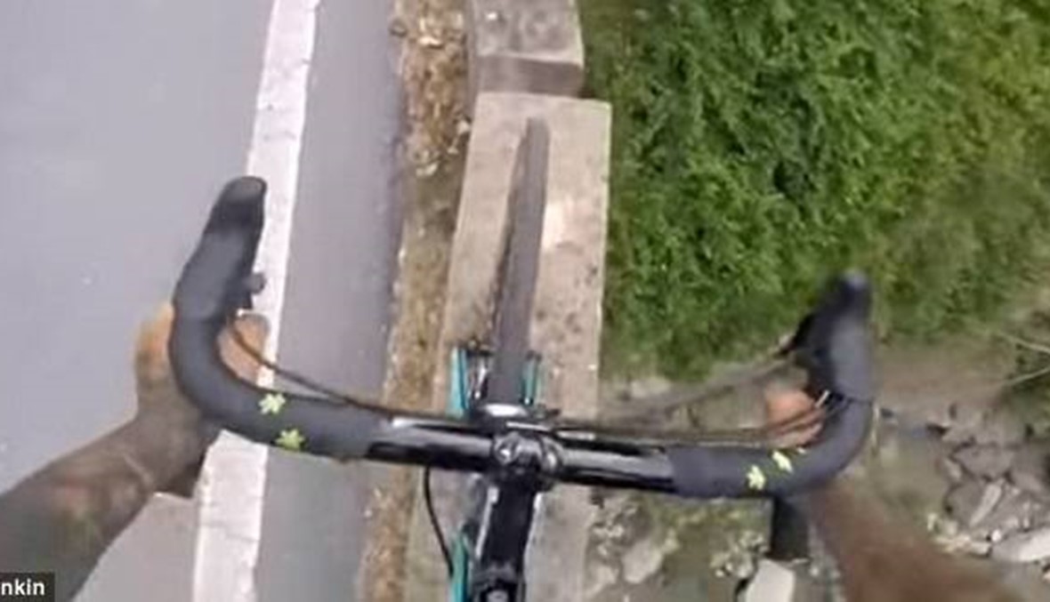 قائد دراجة مجهول يستعرض مهارته في منطقة خطر