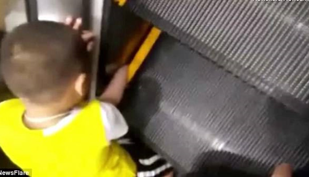 بالفيديو- كاد أن يفقد يده بعدما علقت في الدرج المتحرّك!