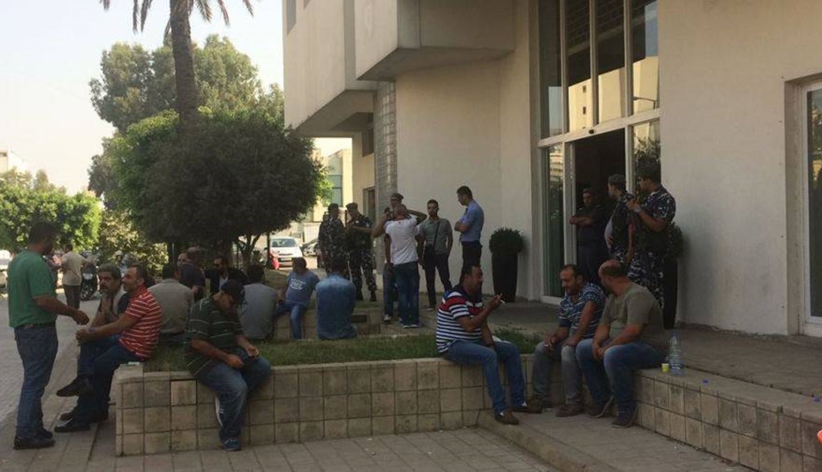 اعتصام لعمال "دباس" احتجاجاً على عدم دفع مستحقاتهم