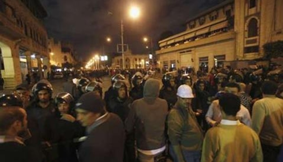 توقيف 4 أشخاص متهمين بالاعتداء على معتصمين وعناصر شرطة حول مقر الرئاسة المصرية 