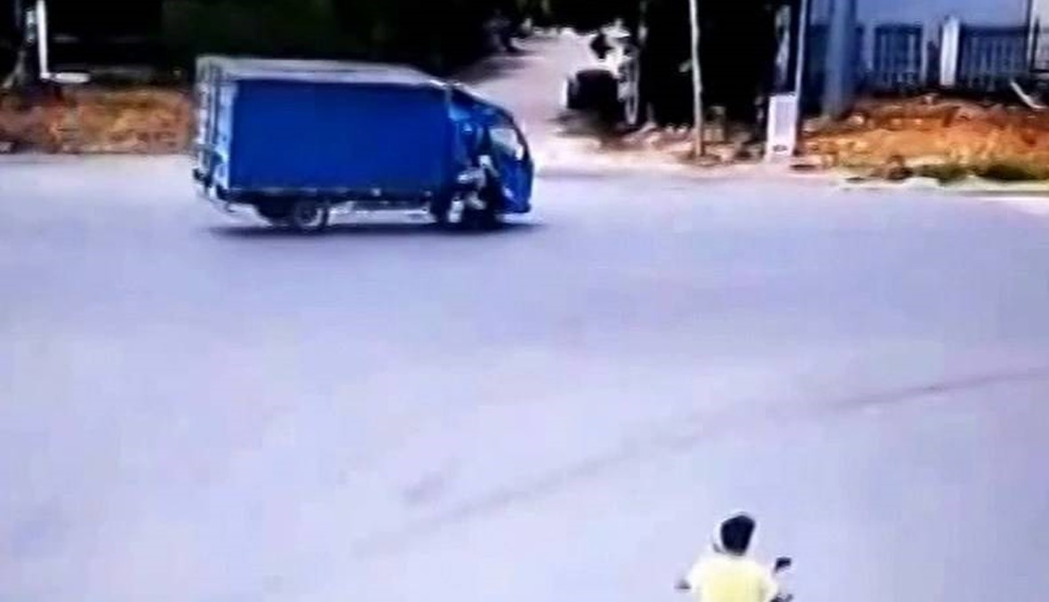 (بالفيديو) نجا من الموت بأعجوبة بعدما صدمته شاحنتان!