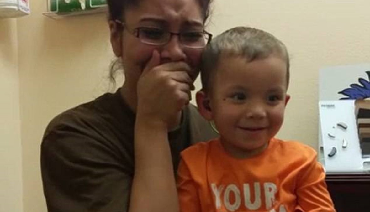 بالفيديو: لحظات مؤثرة لطفل يسمع أمه لأول مرة