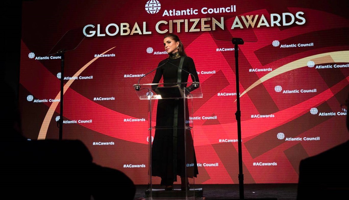 الملكة رانيا تسلّم جاستن ترودو جائزة... أنيقة كعادتها