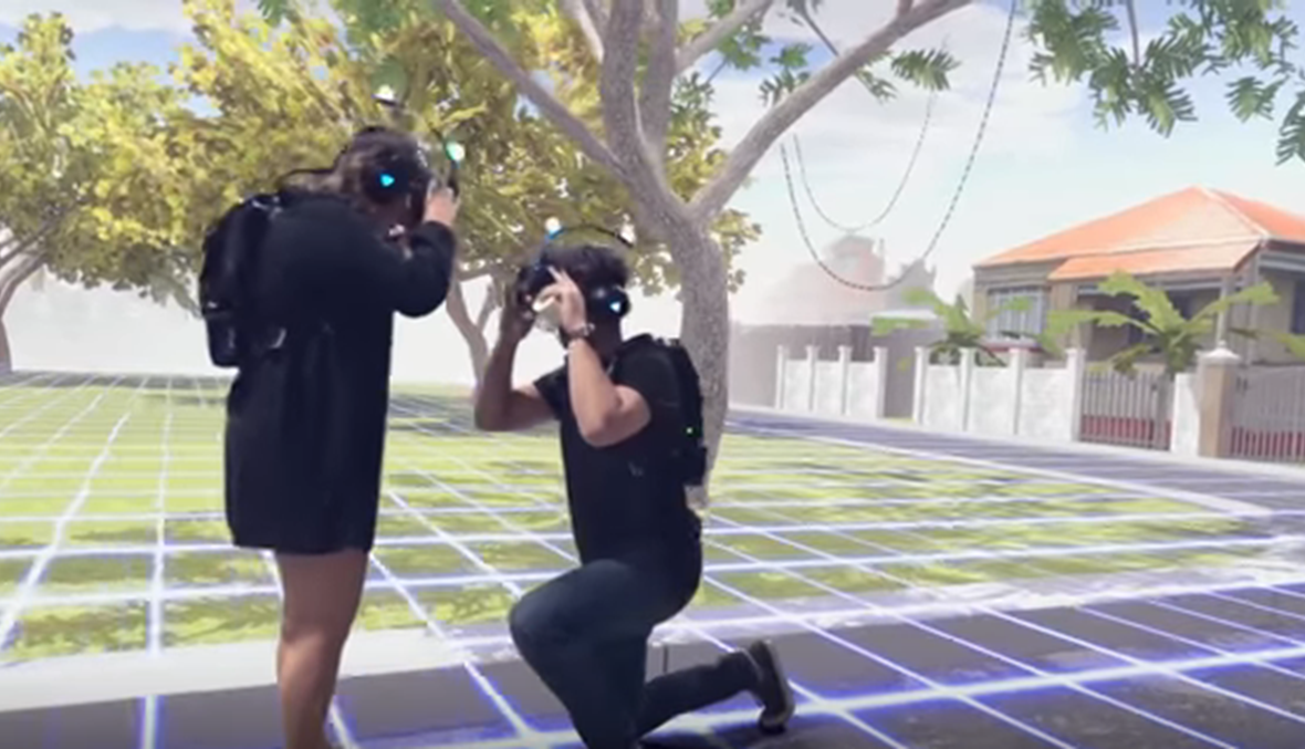 بالفيديو: في خطوة غريبة.. طلب يد حبيبته للزواج في عالم افتراضي!