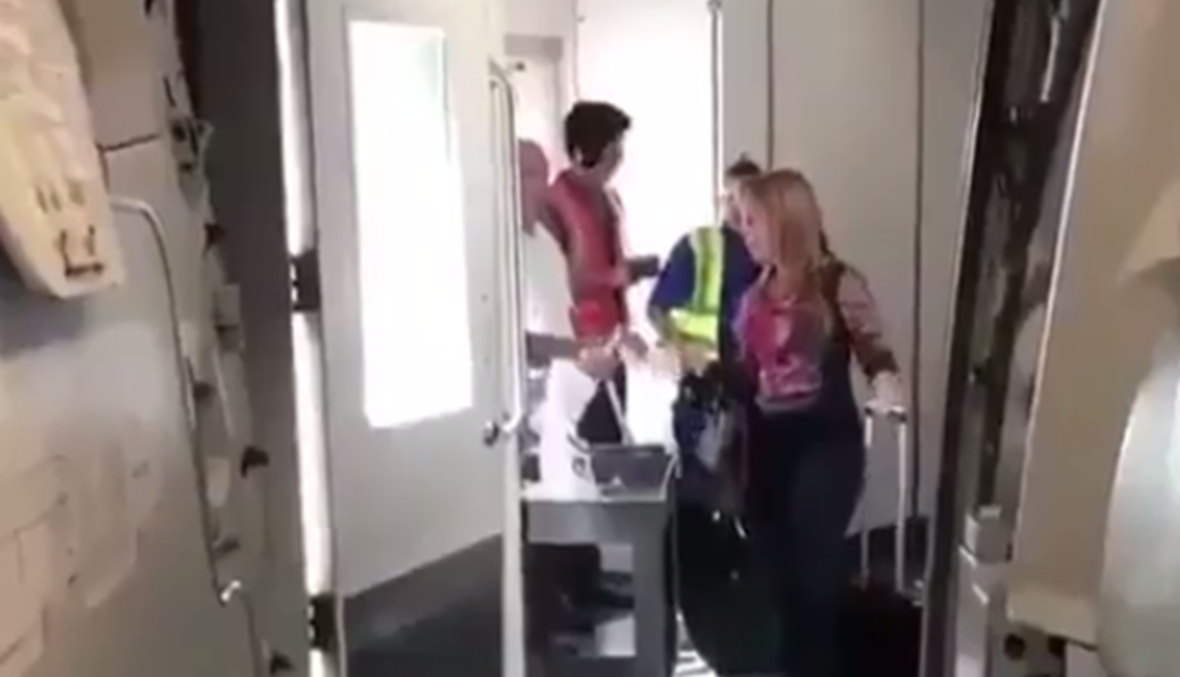 بالفيديو: كابتن طائرة يفاجئ والدته بقيادته لرحلتها