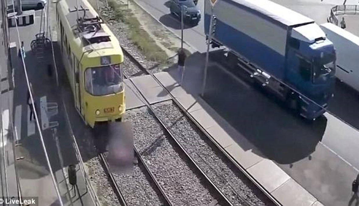 بالفيديو- انشغلت بهاتفها فصدمها قطار وسحب جسدها على طول السكة!