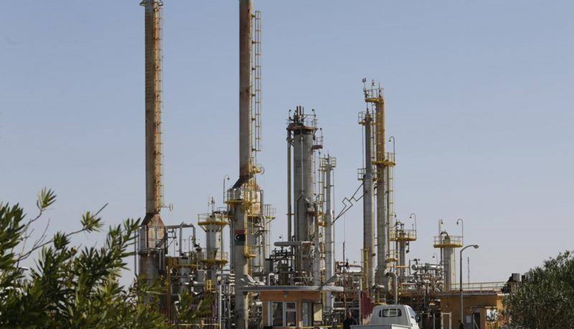 النفط يحافظ على مكاسبه وارتفاع الصادرات إلى الشرق الأوسط لمنطقة آسيا والهادئ