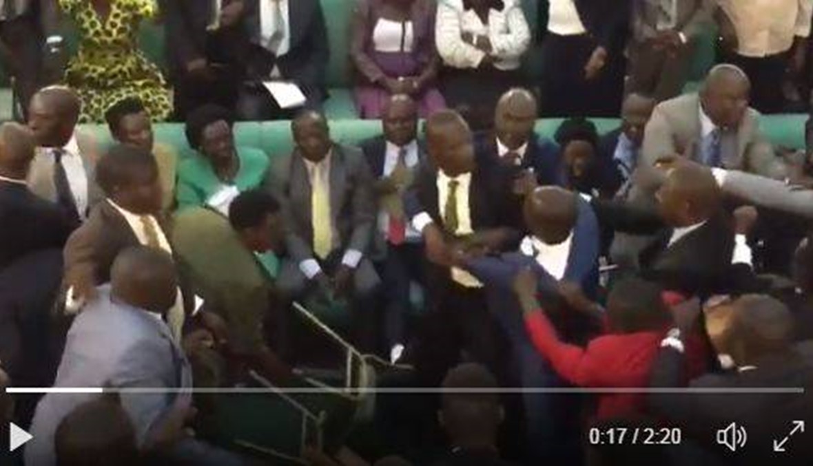 المقاعد تطايرت في البرلمان الأوغنديّ... هكذا تشاجر النّواب (فيديو)