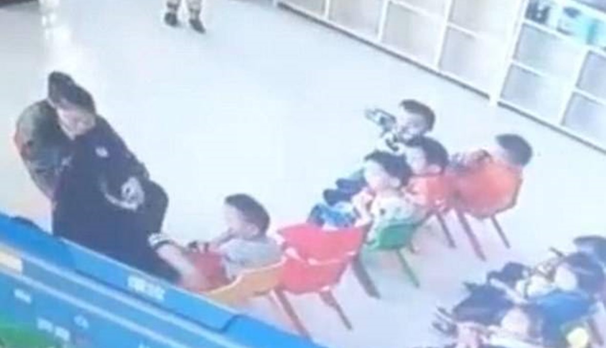 بالفيديو- معلّمتان تربطان الأطفال بشريط لاصق لمعاقبتهم