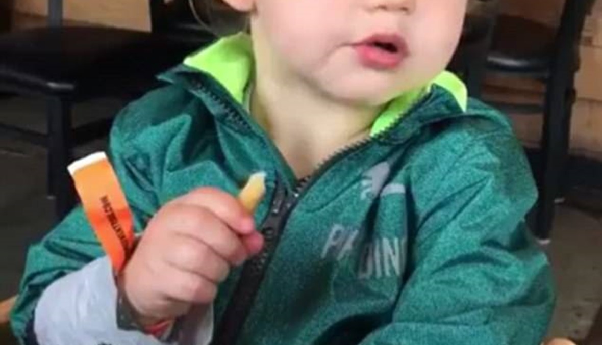 فيديو كوميدي: طفل يغالبه النعاس وهو يأكل
